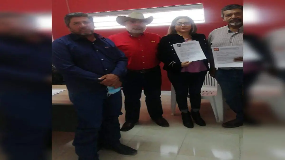 Sarahí Edith Bueno Acosta, a su derecha Delegado Nacional del Part  , capitan Luis Carlos Arrieta y Andres Najera, pte de PT en Ahumada, a su izquierda Alsons